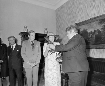 882650 Afbeelding van het bezoek van koningin Beatrix en prins Claus tijdens hun bezoek aan de stad Utrecht, ontvangen ...